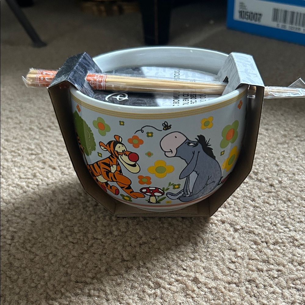 Winnie the Pooh Ceramic Bowl with chopsticks - Picture 2 of 3